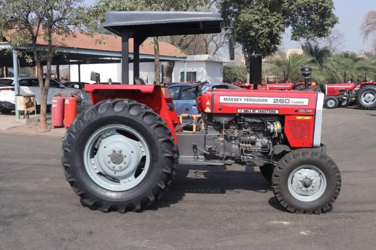 MF 260 Deluxe Tractor